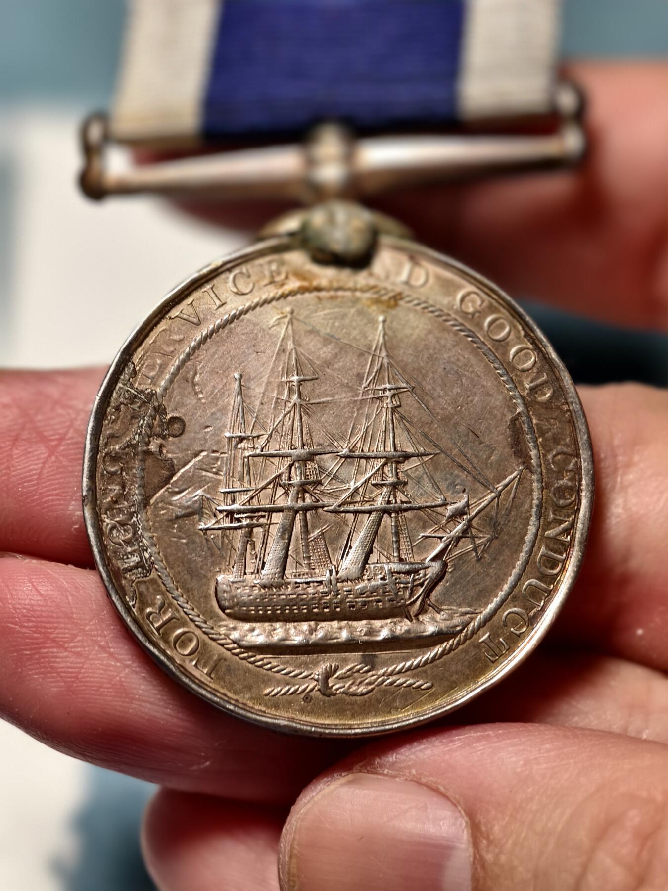 抚柳草堂-第十四期章牌钱币  奖章勋章限时免佣 满百包邮 放漏专场 19世纪中期 英国皇家海军长期服役与良好表现奖章 早期稀少的维多利亚女王版 银质 授予皇家海军海岸警卫队的G.P. BROCK  挂环处有加固  绶带有胶水残留  