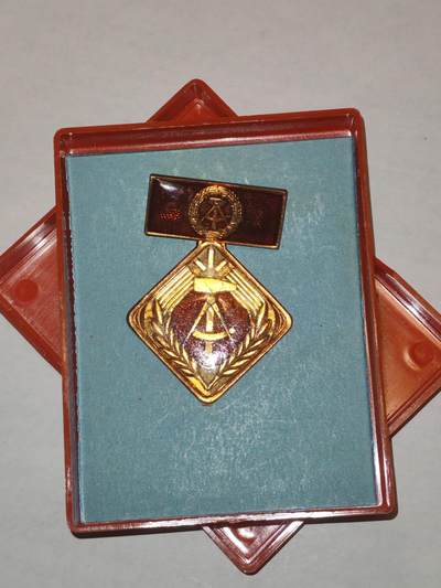 韵星假日军品类拍卖第44期 -- Rimey Holidays Militaria Auction 44 - 民主德国个人劳动荣誉奖章