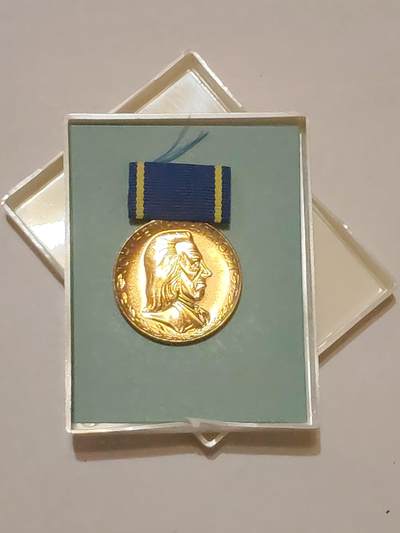 韵星假日军品类拍卖第44期 -- Rimey Holidays Militaria Auction 44 - 民主德国金级斐斯泰洛齐奖章带原盒