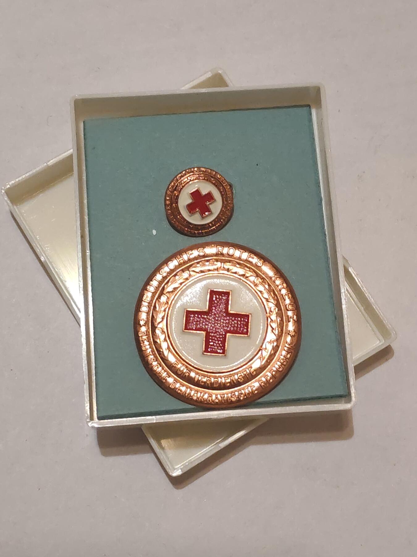 韵星假日军品类拍卖第44期 -- Rimey Holidays Militaria Auction 44 民主德国铜级红十字会证章带原盒mini