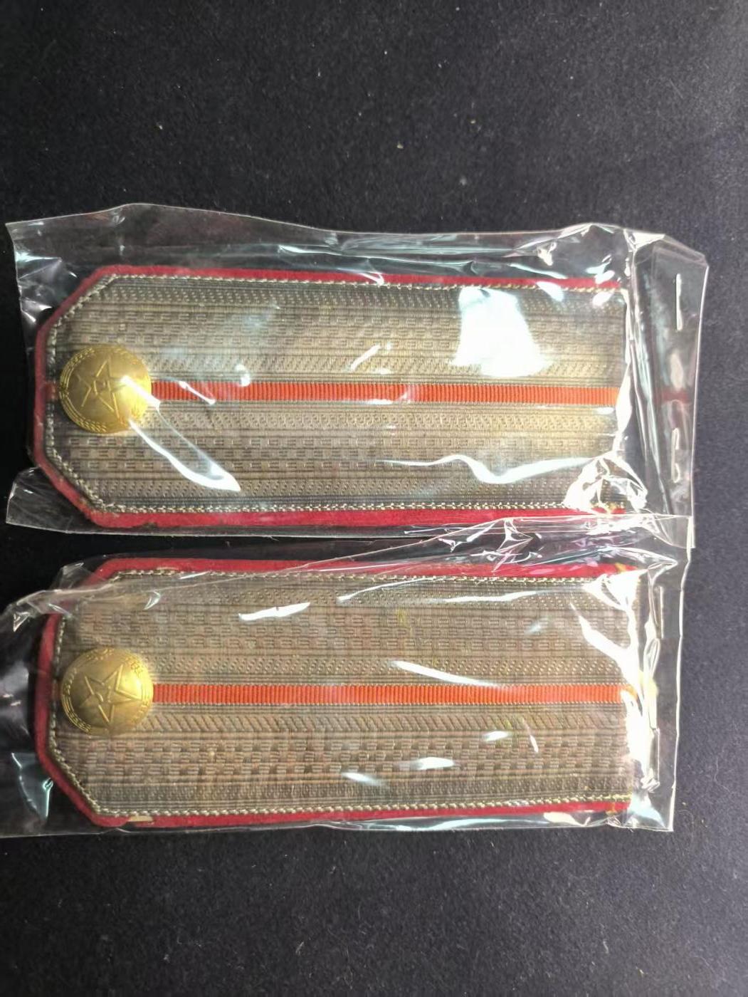 云宸嘉赏-勋臻精藏⭐️年后精品专拍场次🎖 SU-55式陆军技术准尉常服肩章 好品 55式准尉本身为临时授衔、非编制军衔，仅用于补充技术、文书、技师等岗位，全军配发量极少，陆军技术准尉更是所有陆尉官门类中存世量最少、流通最低的细分品类。