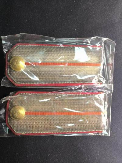 云宸嘉赏-勋臻精藏⭐️年后精品专拍场次🎖 - SU-55式陆军技术准尉常服肩章 好品 55式准尉本身为临时授衔、非编制军衔，仅用于补充技术、文书、技师等岗位，全军配发量极少，陆军技术准尉更是所有陆尉官门类中存世量最少、流通最低的细分品类。