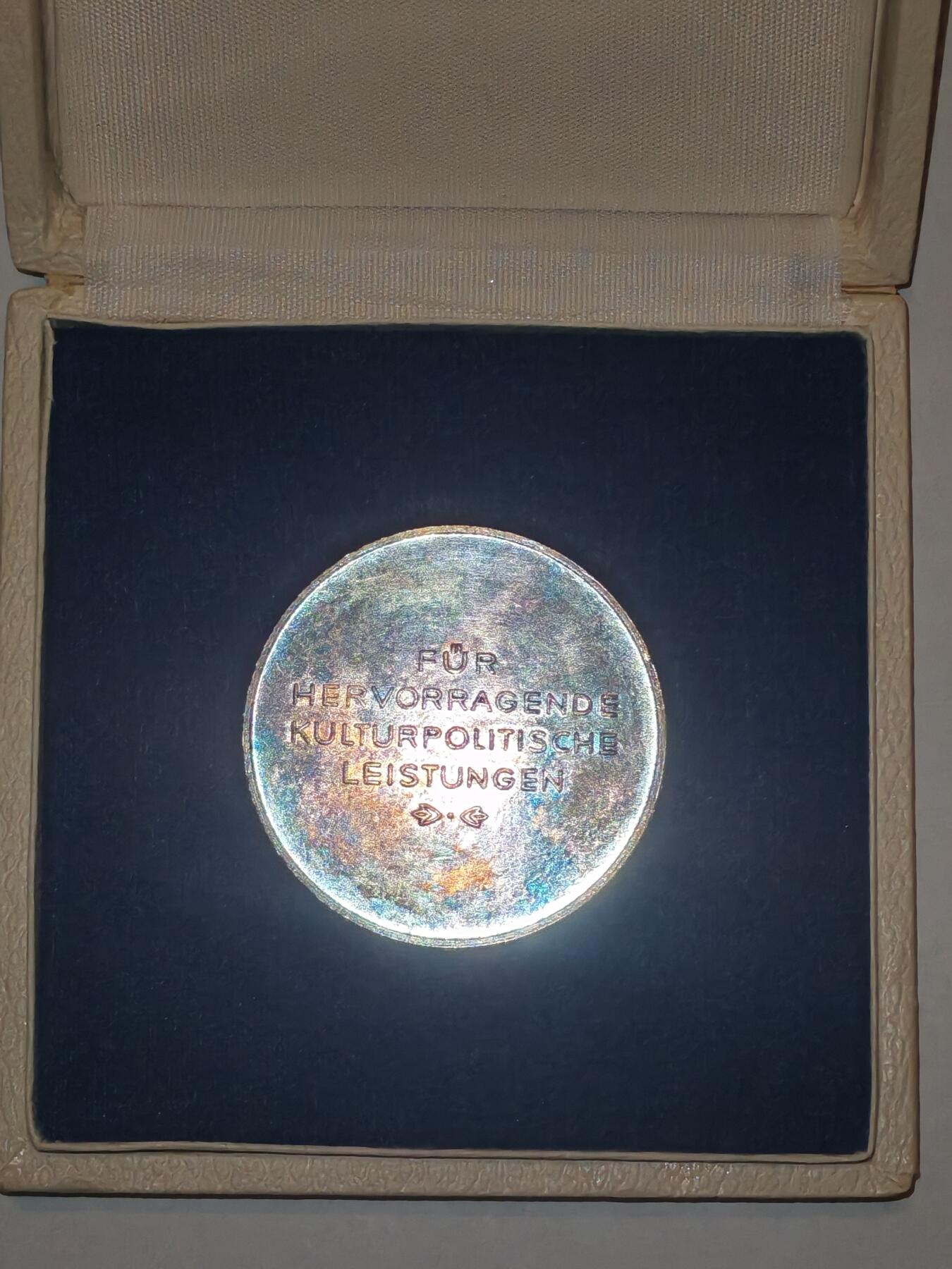 韵星假日军品类拍卖第44期 -- Rimey Holidays Militaria Auction 44 民主德国约翰尼斯贝歇尔奖章 早期人头章牌 带原盒