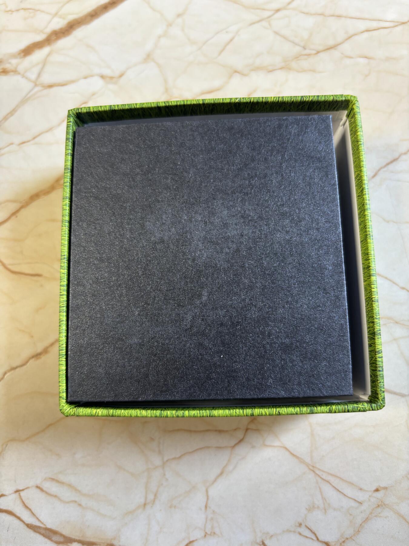 第192期拍卖 纽埃2016年濒危动物物种亚洲象镶嵌水晶彩银币，999银，17.5克，发行2000枚、