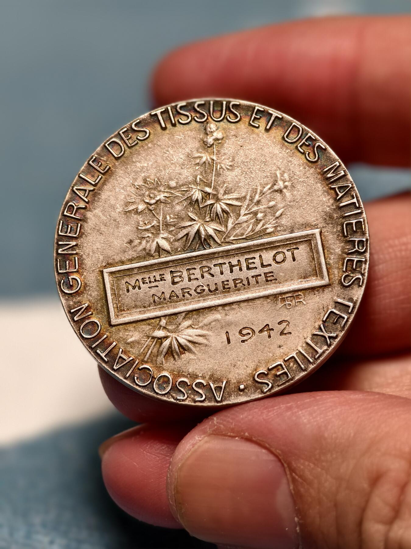 抚柳草堂-第十四期章牌钱币  奖章勋章限时免佣 满百包邮 放漏专场 1942法国纺织品和纺织材料总协会镀银大铜章  直径36mm   21.4g 正面高浮雕了工人操作纺织机的场景 是法国新艺术风格工业题材章牌的典型设计 由雕刻师 A. Rive 创作 