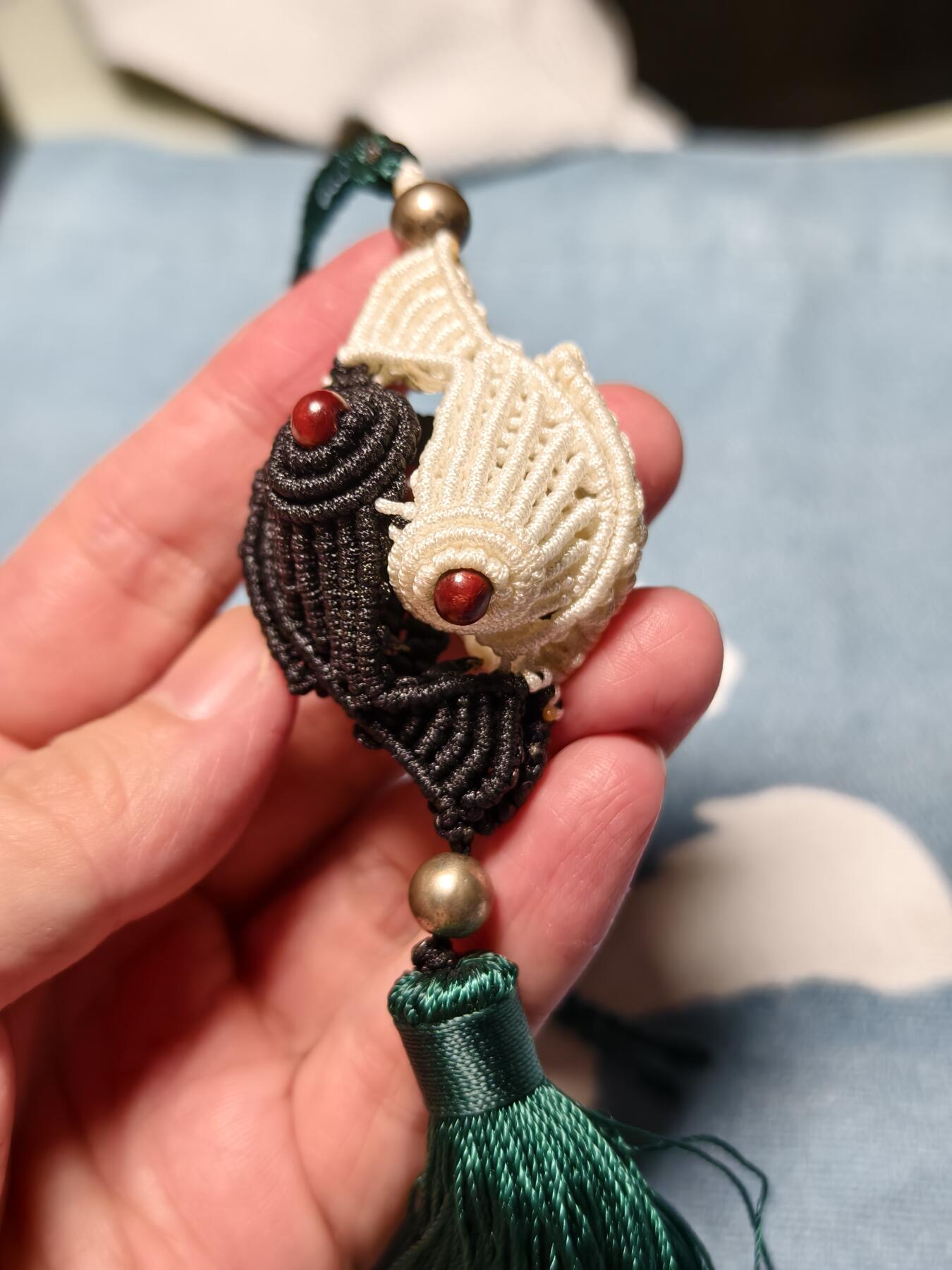 抚柳草堂-第十四期章牌钱币  奖章勋章限时免佣 满百包邮 放漏专场 纯手工编制中国结阴阳鱼 道家太极阴阳鱼 纯手工优质线材编制 非量产 独此一件  可做包挂车挂 调节风水 黑白两色绳结编织成两条首尾相接的鱼组成太极图的阴阳鱼造型 鱼眼处镶嵌红木圆珠 象征“阴阳相生、生生不息”的道家理念 