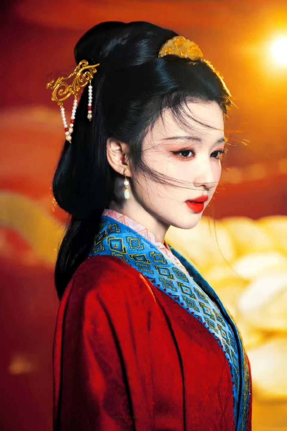 零元拍：十月寒英，风骨傲立！大家问啊问，大家等吖等，真的等到王楚然！回味一番，楚然的昭君出塞真的太美……2026马年春晚《贺花神》月芙蓉花神王楚然亲签芙蓉春帖~