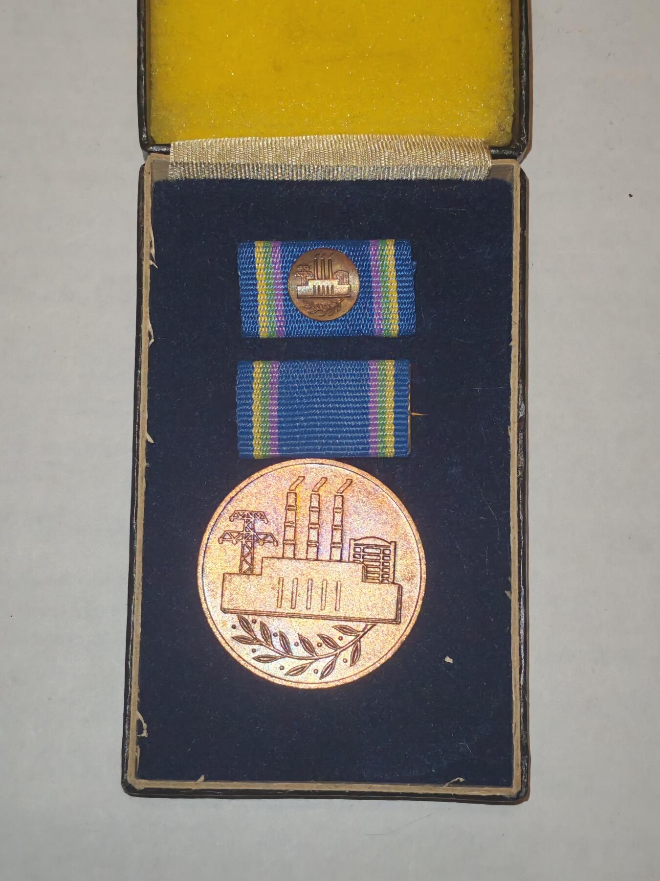 韵星假日军品类拍卖第44期 -- Rimey Holidays Militaria Auction 44 民主德国铜级为工业发展奖章 带原盒略一套 少见