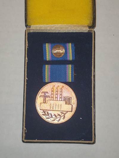 韵星假日军品类拍卖第44期 -- Rimey Holidays Militaria Auction 44 - 民主德国铜级为工业发展奖章 带原盒略一套 少见