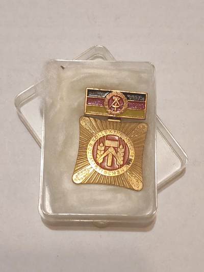 韵星假日军品类拍卖第44期 -- Rimey Holidays Militaria Auction 44 - 民主德国集体劳动模范奖章带原盒早期版