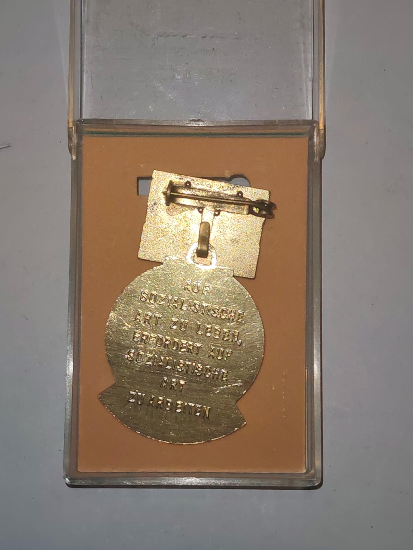 韵星假日军品类拍卖第44期 -- Rimey Holidays Militaria Auction 44 民主德国七年计划劳动模范奖章带原盒