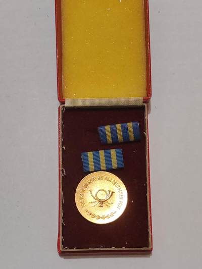 韵星假日军品类拍卖第44期 -- Rimey Holidays Militaria Auction 44 - 民主德国金级邮政部忠诚服务奖章带原盒略