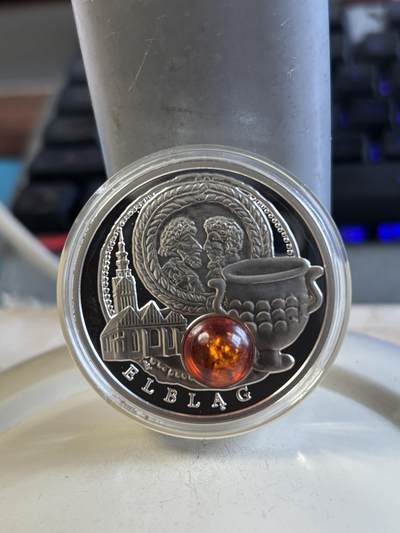 第192期拍卖 - 纽埃2011年琥珀之路系列-埃尔布隆格镶嵌3D立体大颗粒琥珀精制纪念银币，925银，16.81克，发行12000枚