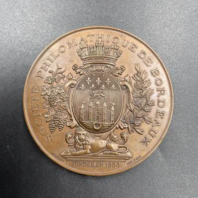 「木头集藏」章牌专场-第69场 - Henri Dubois～1882年第十二届综合博览会-世界葡萄酒博览会纪念大铜章，直径：67mm，145g， 波尔多哲学与数学学会颁发，。正面主图是波尔多市徽，环绕铭文“波尔多哲学与数学学会”，下方铭文“创立于1808年”，边缘小字“亨利·杜布瓦雕刻  布鲁塞尔 巴黎”。背面左右橡树和橄榄树枝交叉装饰，边缘铭文“第十二届综合博览会”，中心圈铭文“1882年世界葡萄酒博览会”。