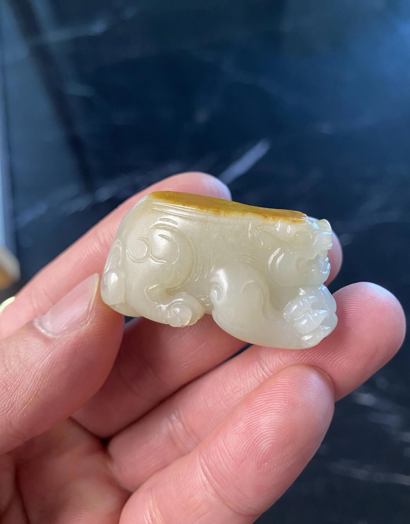 抚柳草堂-第十四期章牌钱币  奖章勋章限时免佣 满百包邮 放漏专场 收藏级新疆和田玉红油皮白玉籽料苏工雕刻满皮招财貔貅鸿运当头长(mm):45.3;宽(mm):18.8;重量(g):33.4;高(mm):24.5 