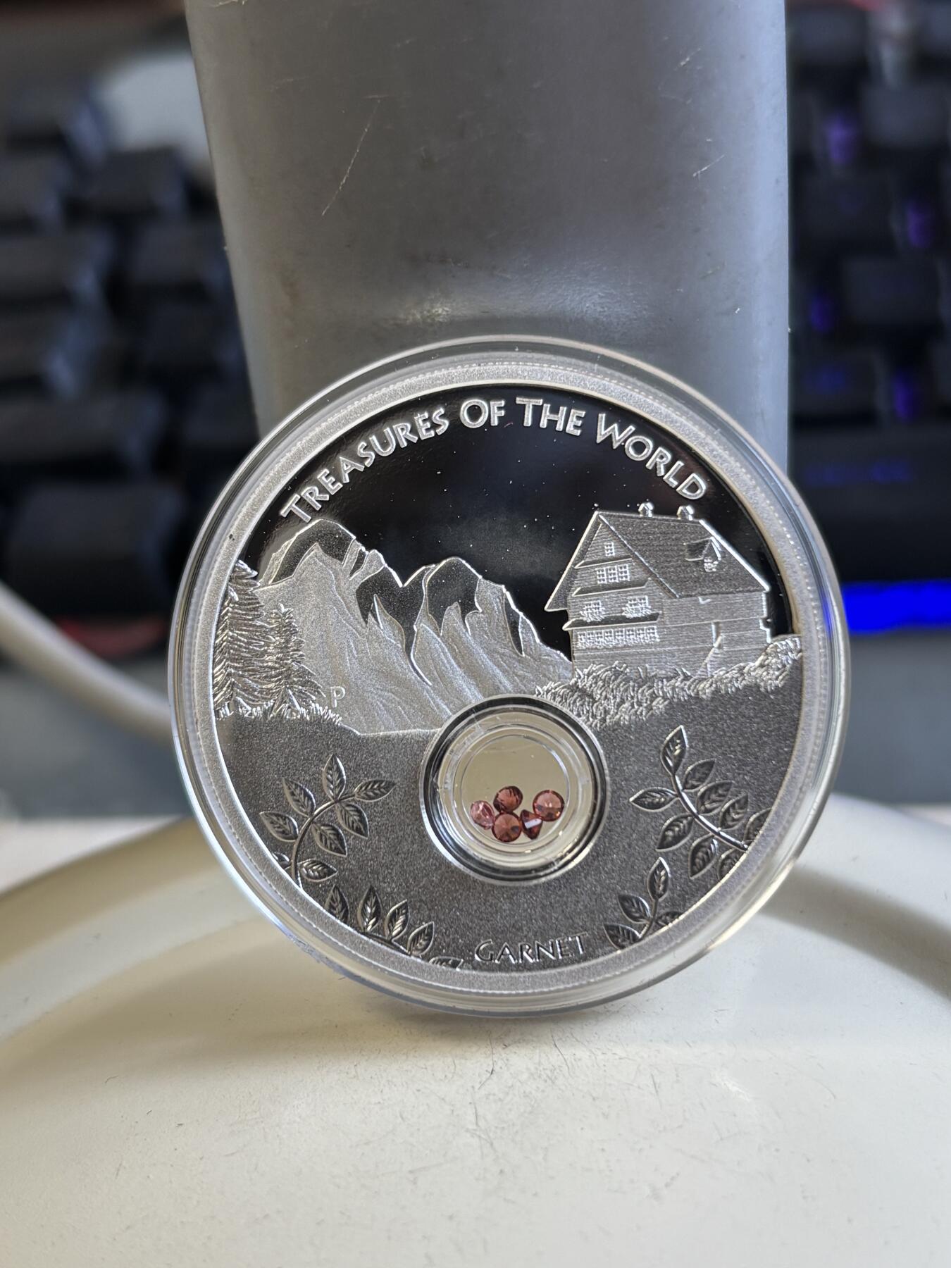 第192期拍卖 澳大利亚2013年世界瑰宝系列中空镶嵌石榴石银币，999银，发行7500枚，有氧化