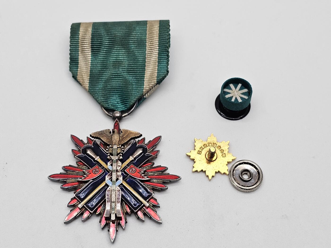 功五级金鵄勋章 军功章 抗战收藏  纯银珐琅带略齐全，带协会章