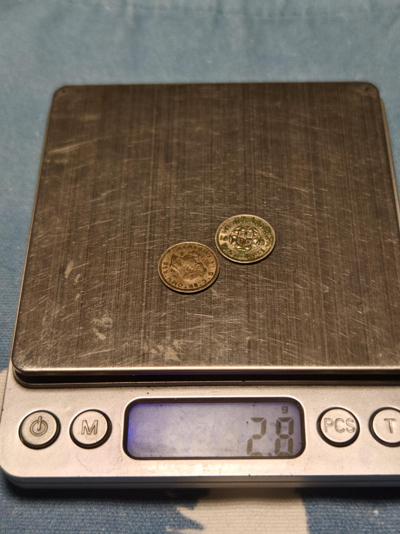 抚柳草堂-第十四期章牌钱币  奖章勋章限时免佣 满百包邮 放漏专场 1937/1941英国乔治六世三便士银币（Threepence）两枚总重2.8g 美品正面头像背面玫瑰细节都在