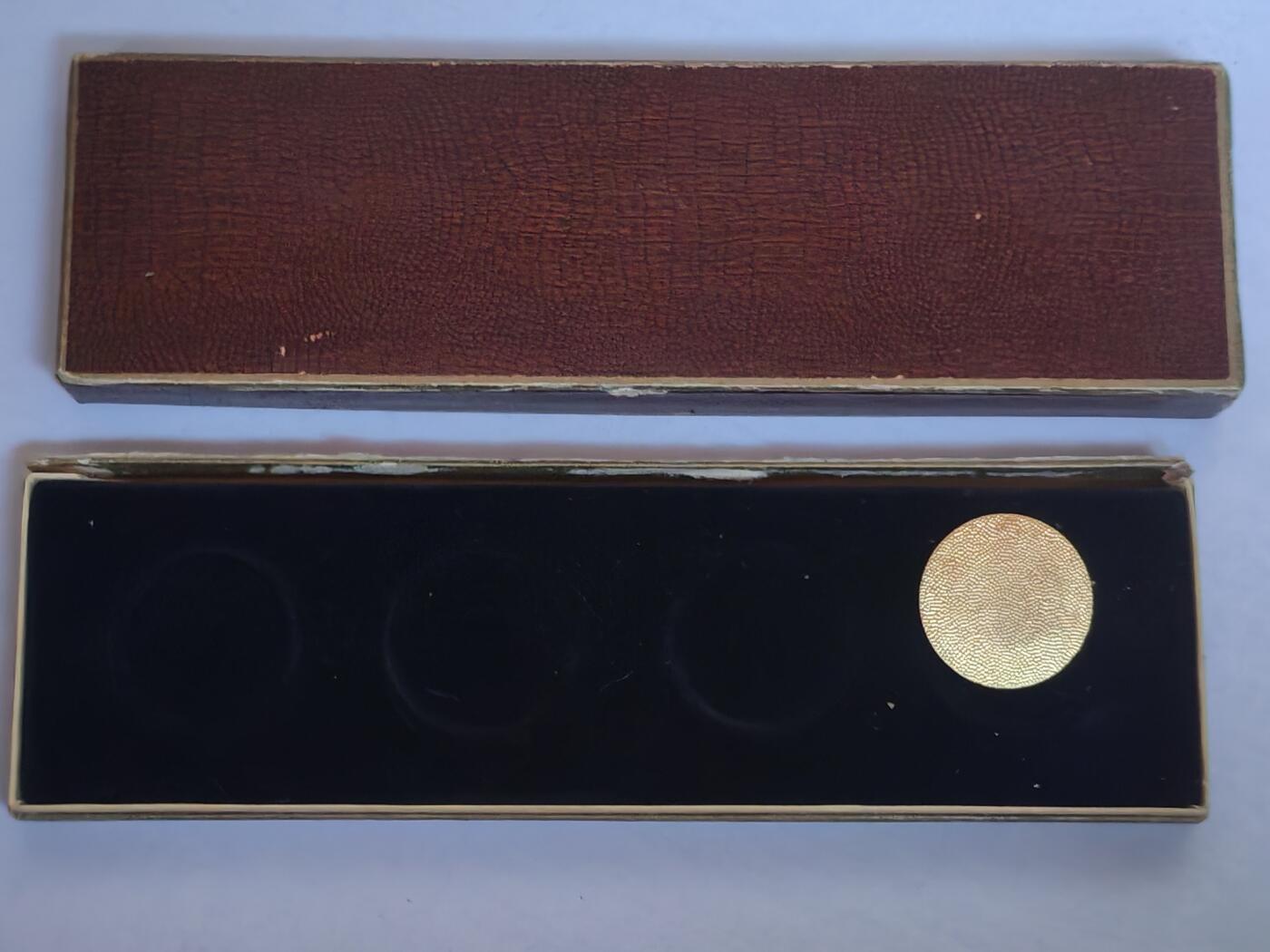 韵星假日军品类拍卖第44期 -- Rimey Holidays Militaria Auction 44 民主德国国家阵线证章带原盒一套 原盒为政府机构原发 可放置四枚 很少见