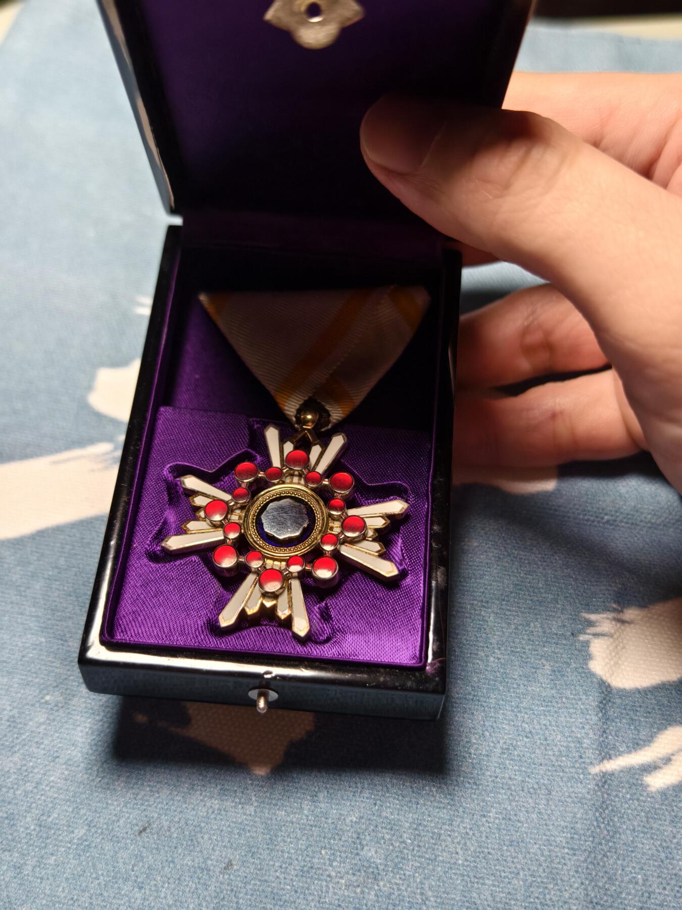 抚柳草堂-第十四期章牌钱币  奖章勋章限时免佣 满百包邮 放漏专场 勋五等瑞宝章 二战时期原盒美品 银质重28.6g 七宝烧完好 