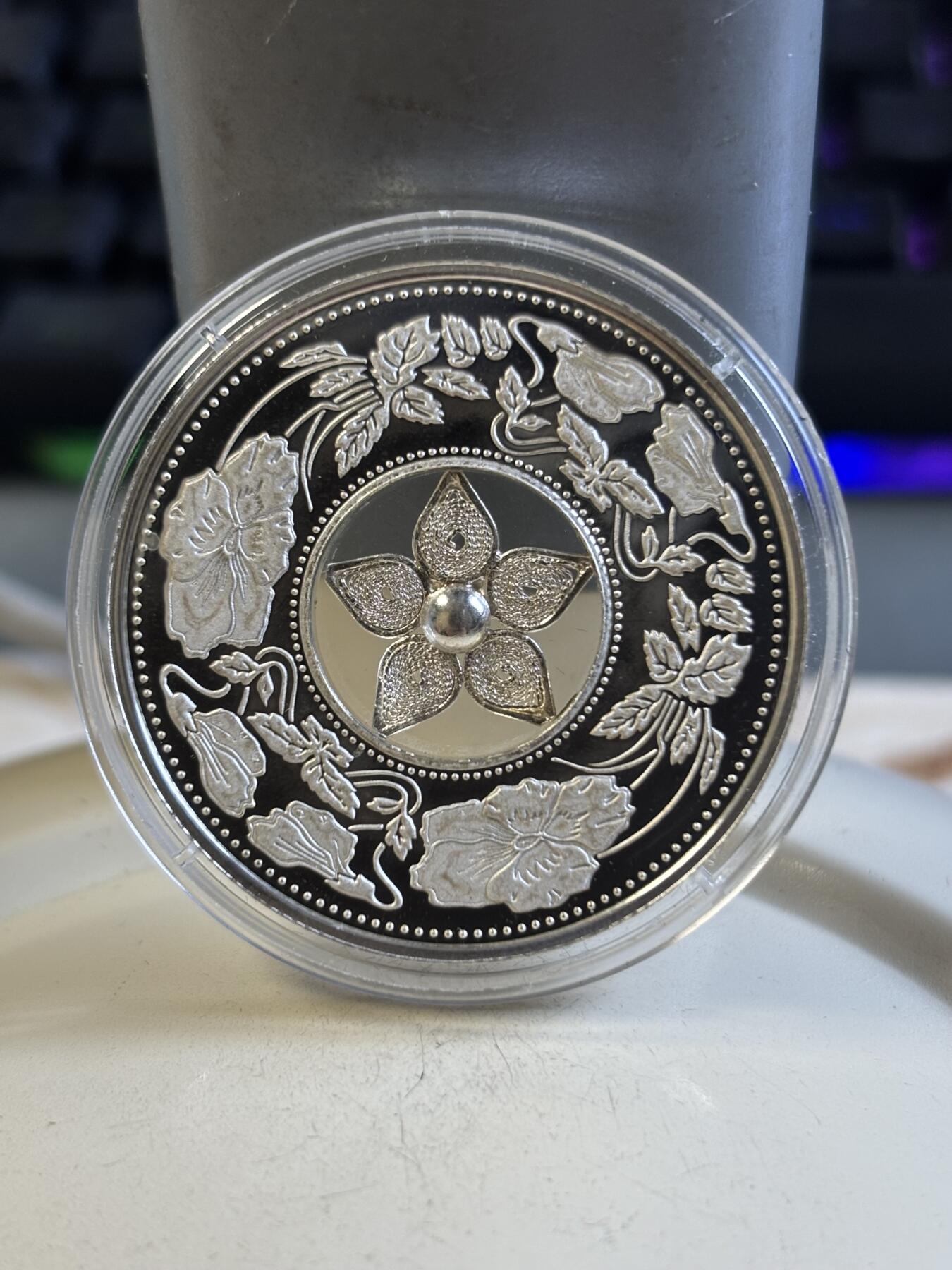 第192期拍卖 斐济2012年施华洛世奇珠宝花精制纪念银币，925银，发行1000枚，有氧化