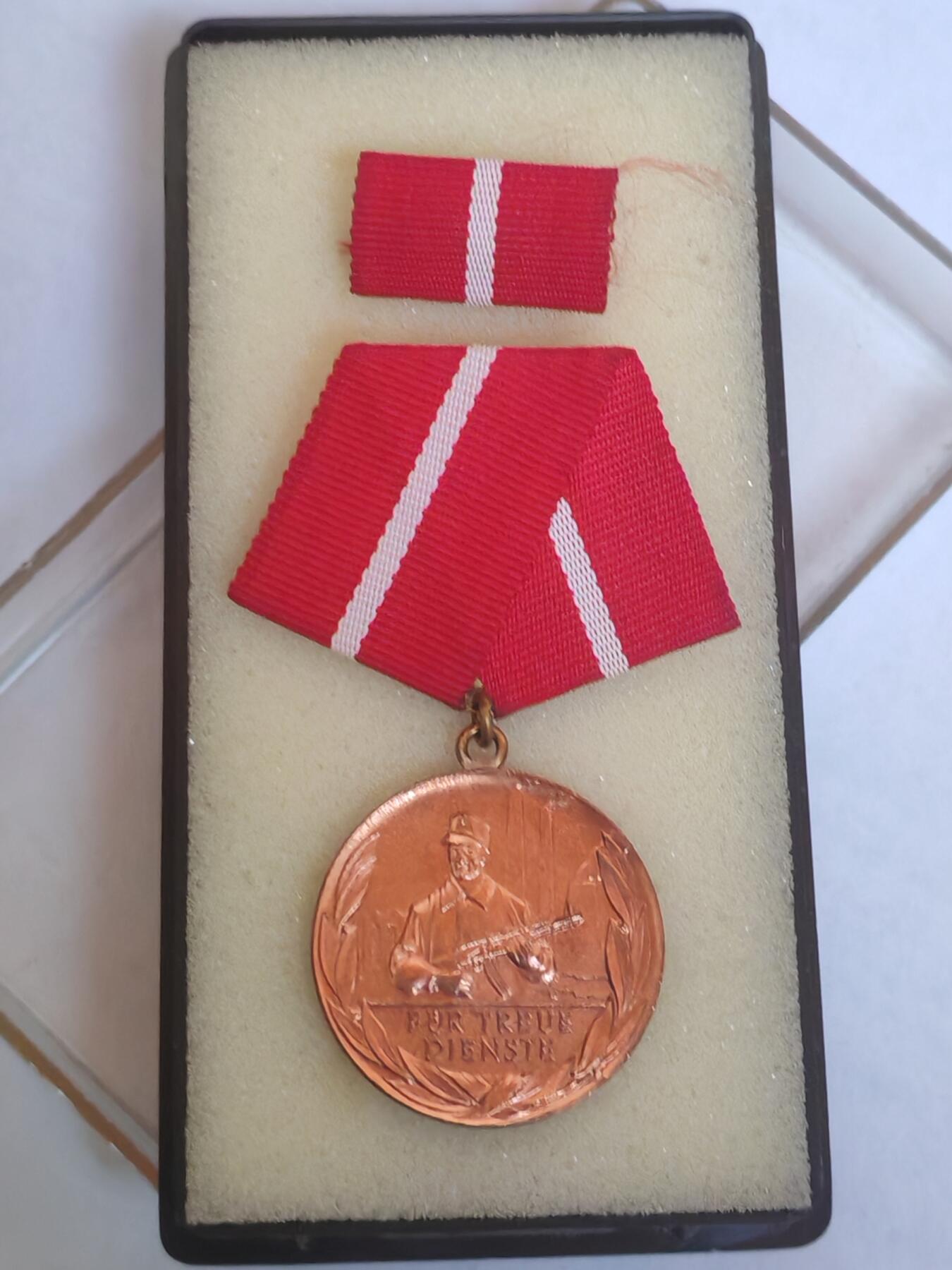 韵星假日军品类拍卖第44期 -- Rimey Holidays Militaria Auction 44 民主德国铜级工战队忠诚服务奖章带原盒略