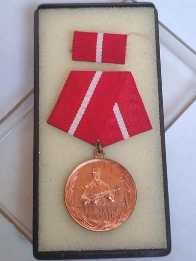 韵星假日军品类拍卖第44期 -- Rimey Holidays Militaria Auction 44 - 民主德国铜级工战队忠诚服务奖章带原盒略