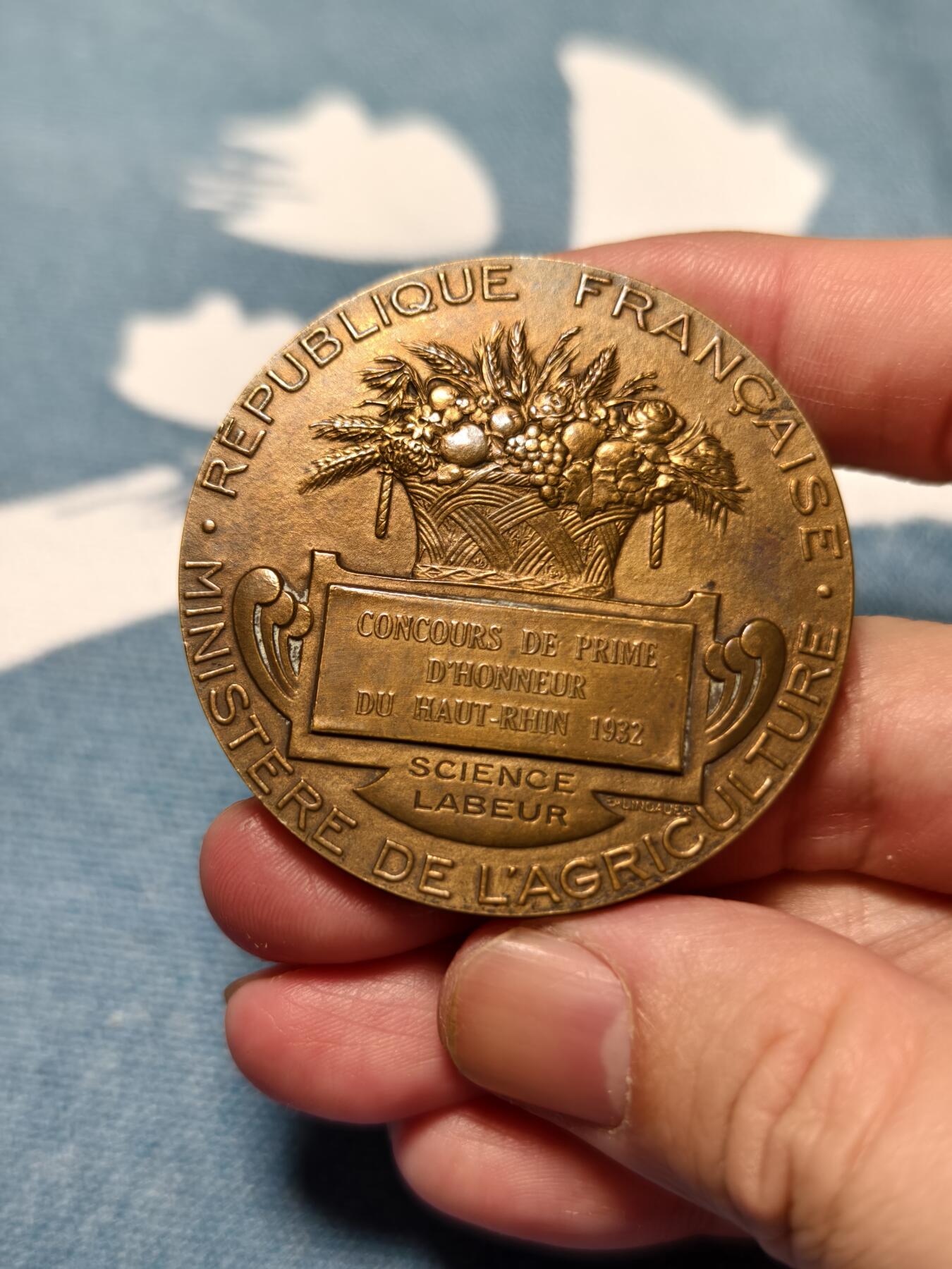 抚柳草堂-第十四期章牌钱币  奖章勋章限时免佣 满百包邮 放漏专场 1932法国上莱茵省农业竞赛大铜章  播种者 直径50mm 重62.8g 20世纪初法国新古典主义章牌艺术的典型代表作