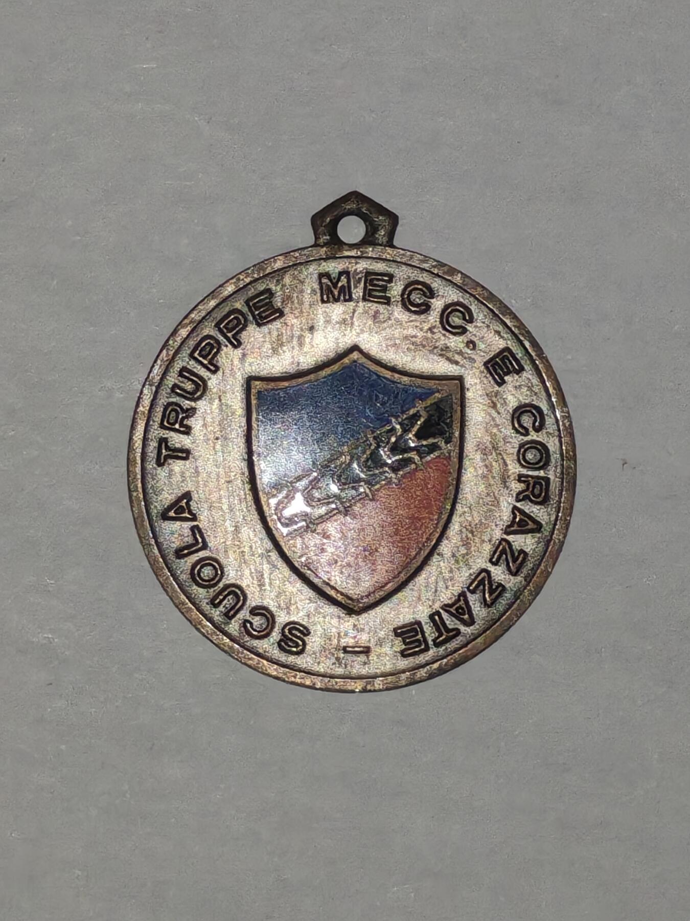 韵星假日军品类拍卖第44期 -- Rimey Holidays Militaria Auction 44 意大利共和国机器化和摩托化部队学校 证章 带厂标 原发时无绶带 需自配