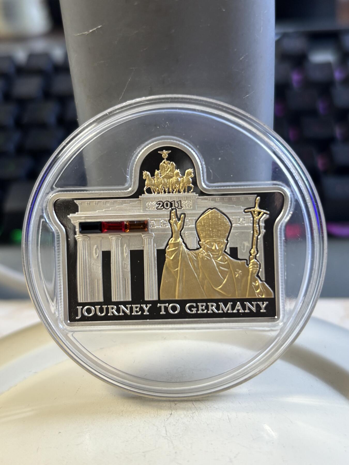 第192期拍卖 库克2011年教皇访问德国异形镶嵌水晶镀金银币25克，925银，发行5000枚