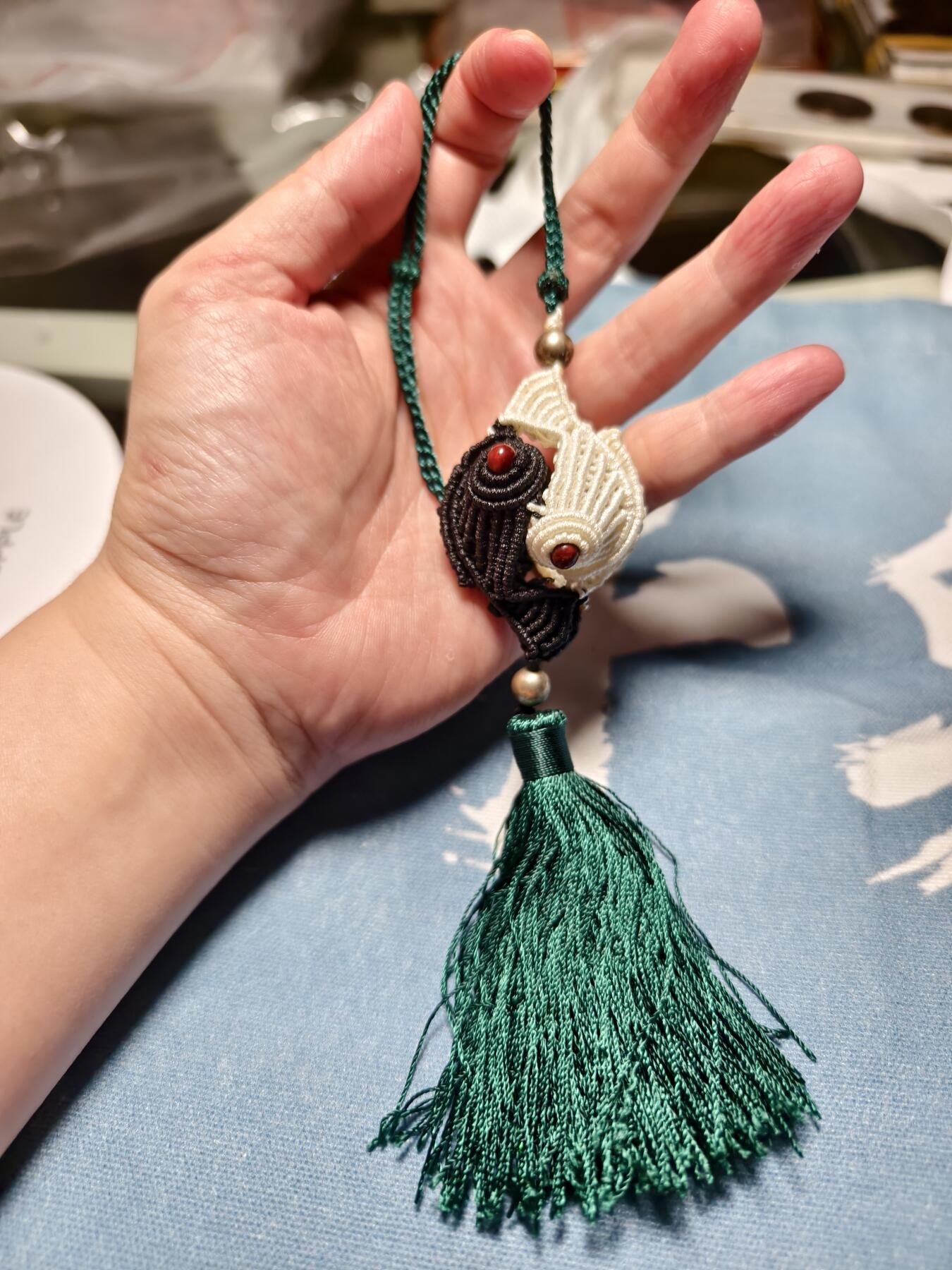 抚柳草堂-第十四期章牌钱币  奖章勋章限时免佣 满百包邮 放漏专场 纯手工编制中国结阴阳鱼 道家太极阴阳鱼 纯手工优质线材编制 非量产 独此一件  可做包挂车挂 调节风水 黑白两色绳结编织成两条首尾相接的鱼组成太极图的阴阳鱼造型 鱼眼处镶嵌红木圆珠 象征“阴阳相生、生生不息”的道家理念 