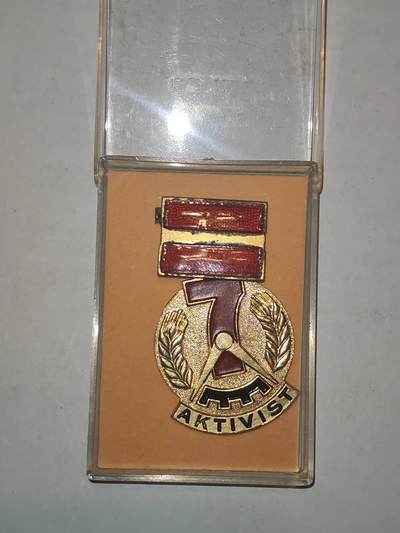 韵星假日军品类拍卖第44期 -- Rimey Holidays Militaria Auction 44 - 民主德国七年计划劳动模范奖章带原盒