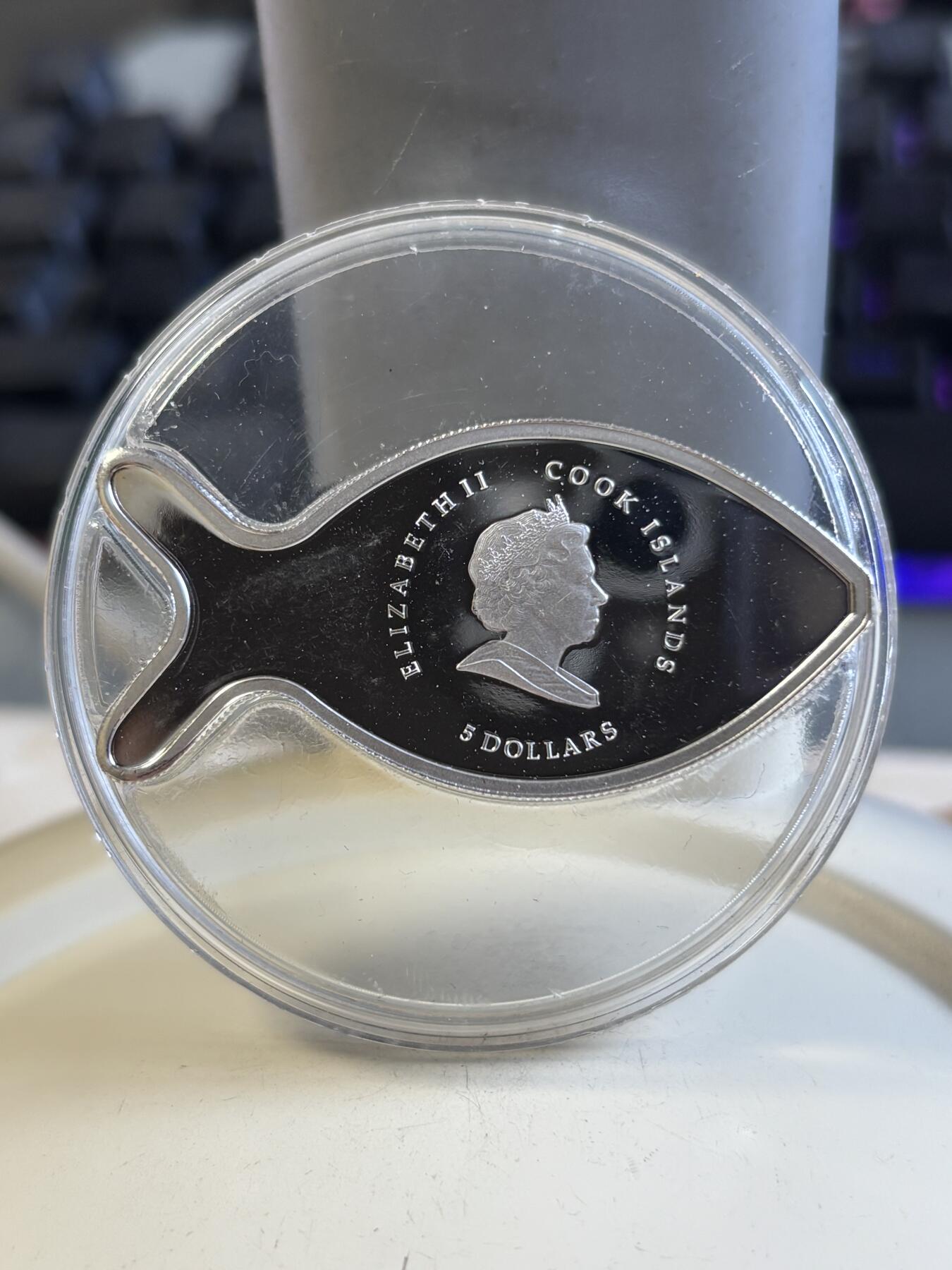 第192期拍卖 库克2009年梵蒂冈复活节镶水晶镀金鱼形银币，925银镀金，25克，塑料盒有裂痕