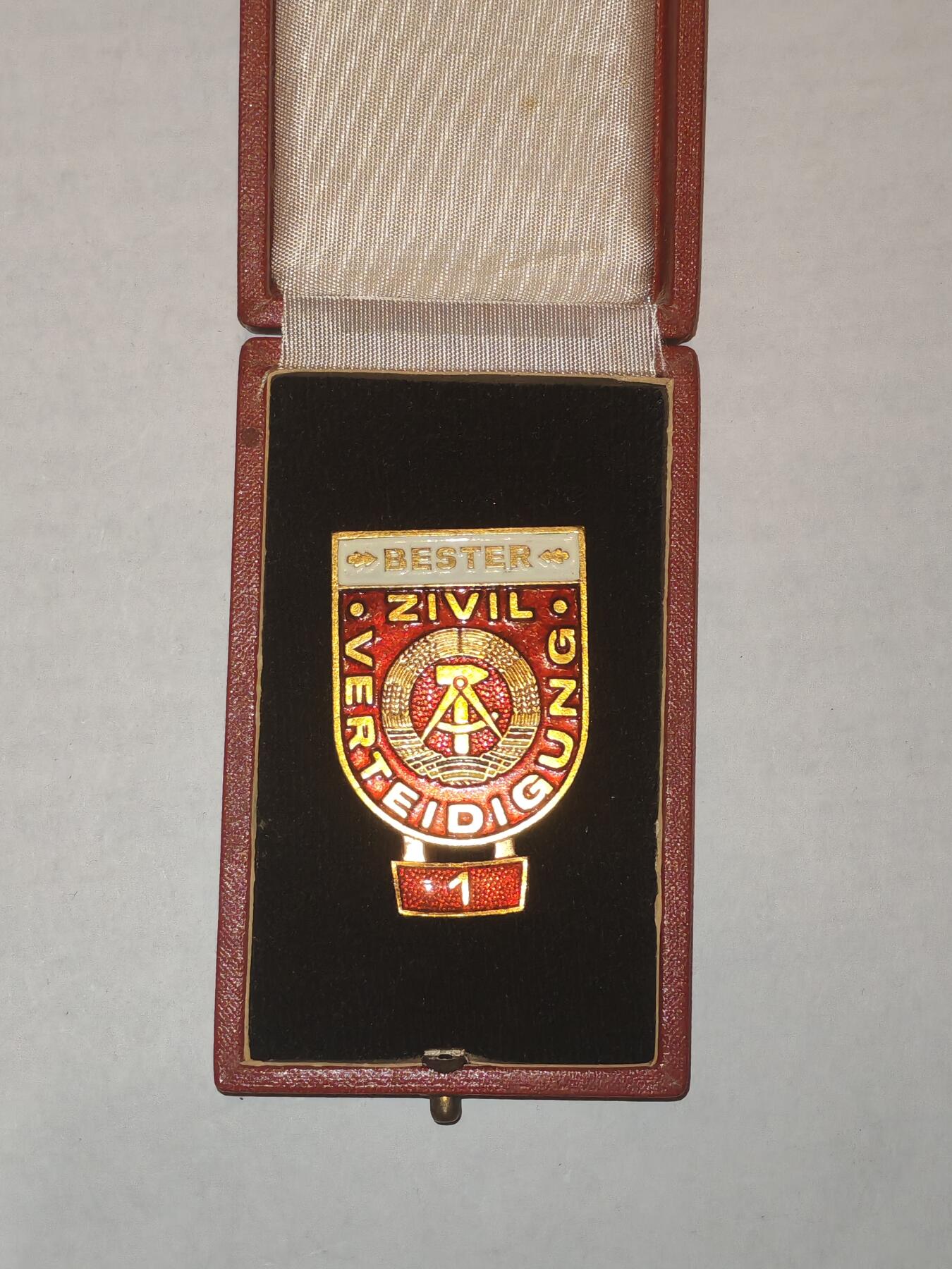 韵星假日军品类拍卖第44期 -- Rimey Holidays Militaria Auction 44 民主德国民防优秀服务证章带皮盒原盒 