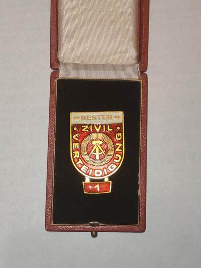 韵星假日军品类拍卖第44期 -- Rimey Holidays Militaria Auction 44 - 民主德国民防优秀服务证章带皮盒原盒 