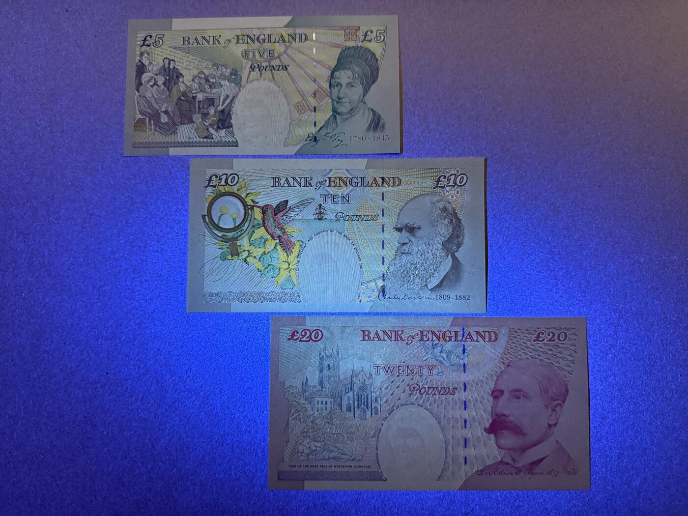 《艾美收藏》第235期-3.8周日外币荟萃 英格兰5、10、20镑 UNC E序列再版