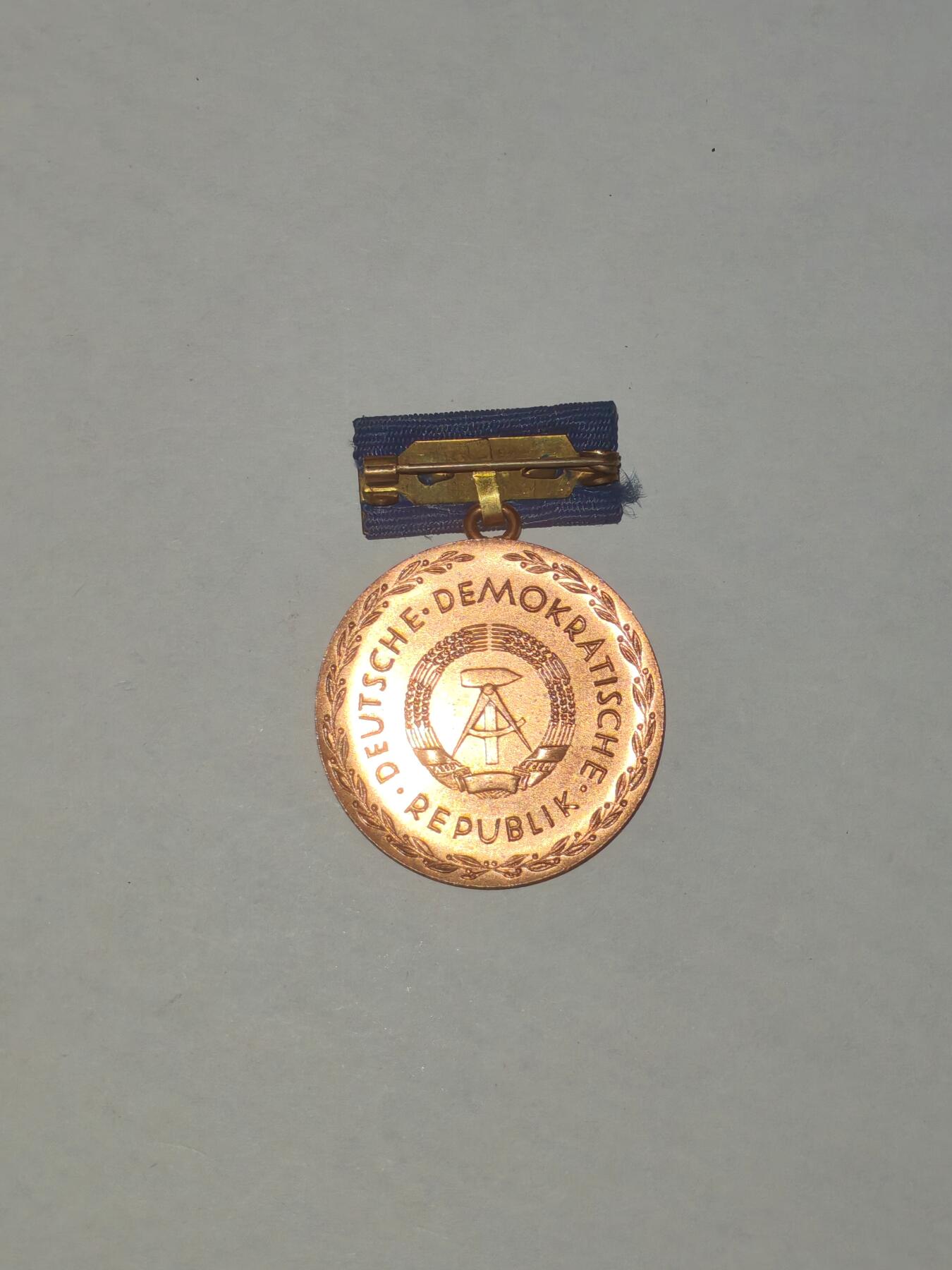 韵星假日军品类拍卖第44期 -- Rimey Holidays Militaria Auction 44 民主德国铜级斐斯泰洛齐奖章