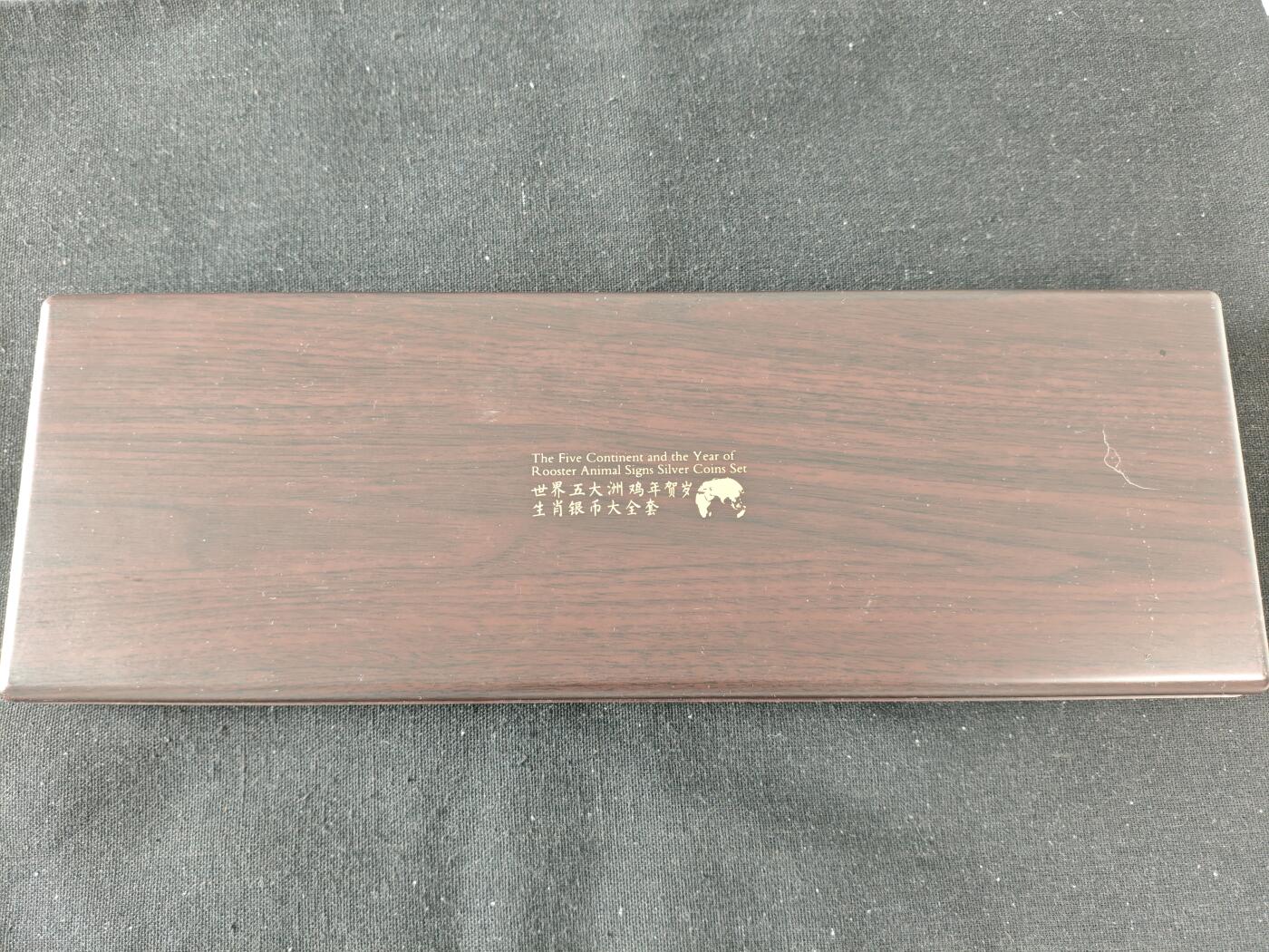 刘世昌艺术品销售中心～虎踞龙蟠*金杨在线联拍群第518期 世界五大洲鸡年贺岁生肖银币大全套（澳大利亚、英国、赤道几内亚、加拿大、不丹），1盎司/枚，共5枚5盎司。原盒证，品相如图。