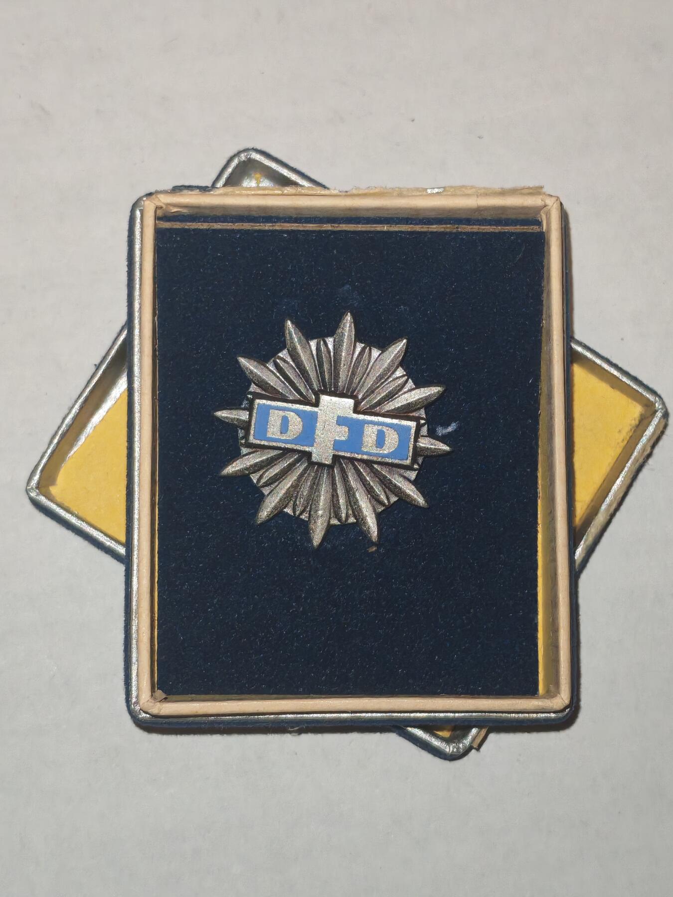 韵星假日军品类拍卖第44期 -- Rimey Holidays Militaria Auction 44 民主德国银级妇女联合会证章带原盒