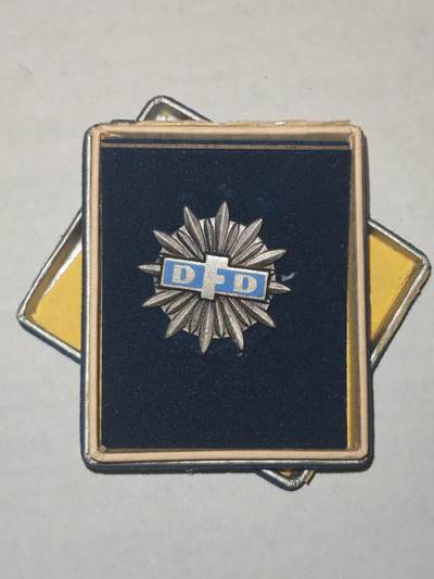 韵星假日军品类拍卖第44期 -- Rimey Holidays Militaria Auction 44 - 民主德国银级妇女联合会证章带原盒