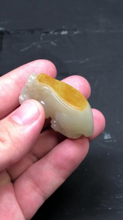 抚柳草堂-第十四期章牌钱币  奖章勋章限时免佣 满百包邮 放漏专场 收藏级新疆和田玉红油皮白玉籽料苏工雕刻满皮招财貔貅鸿运当头长(mm):45.3;宽(mm):18.8;重量(g):33.4;高(mm):24.5 