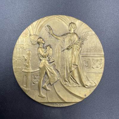 「木头集藏」章牌专场-第69场 - Godefroid Devreese～1910年布鲁塞尔世博会大奖章 ，直径：70 mm，116 g。正面图案为骑马吹号的男子，刊“•ROYAUME DE BELGIQUE•EXPOSITION UNIVERSELLE DE BRUXELLES•1910•”，意为“1910年比利时王国布鲁塞尔世界博览会”，左下刻作者姓名；背面图案为女神将桂冠授予优胜者。