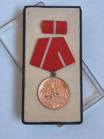 韵星假日军品类拍卖第44期 -- Rimey Holidays Militaria Auction 44 - 民主德国铜级工战队忠诚服务奖章带原盒略
