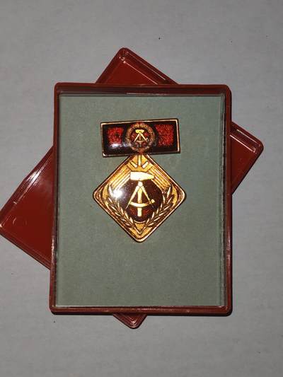 韵星假日军品类拍卖第44期 -- Rimey Holidays Militaria Auction 44 - 民主德国个人劳动荣誉奖章带原盒