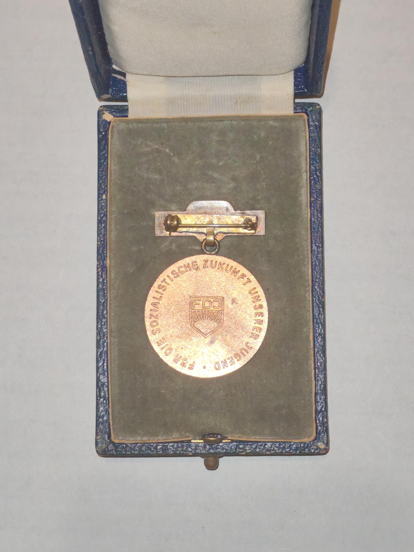 韵星假日军品类拍卖第44期 -- Rimey Holidays Militaria Auction 44 民主德国第一版阿图尔贝克奖章带原盒 珐琅上挂和皮盒