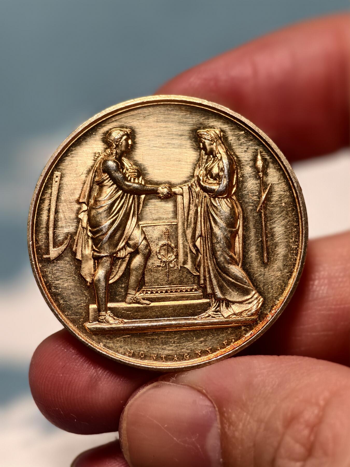 抚柳草堂-第十四期章牌钱币  奖章勋章限时免佣 满百包邮 放漏专场 1860法国婚姻与爱情纪念镀金银章  950银18.6g  早期手指银标 原铸精品 手刻字漂亮 细节非常好 稀少镀金镀层完美