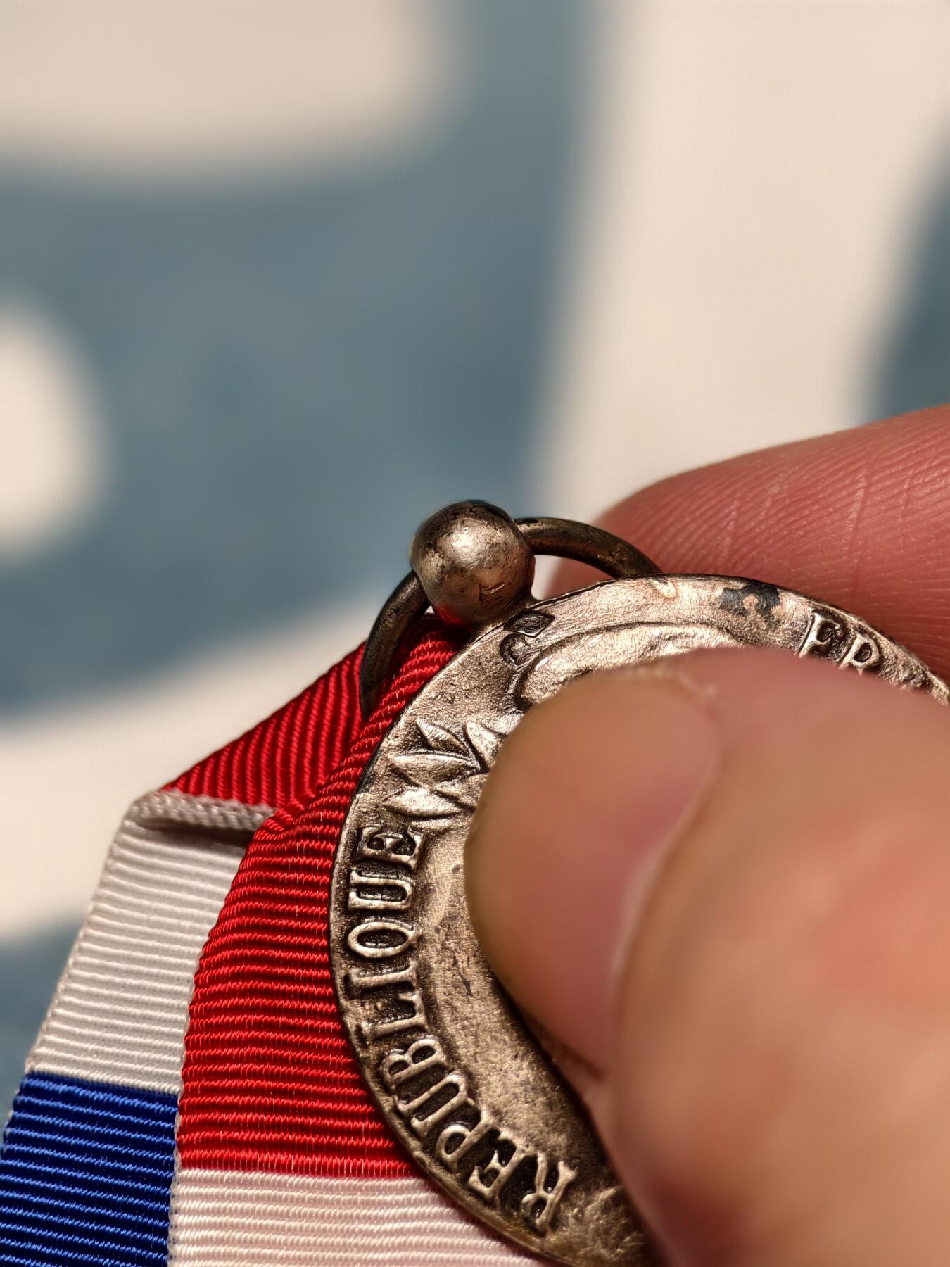 抚柳草堂-第十四期章牌钱币  奖章勋章限时免佣 满百包邮 放漏专场 1987法国银级劳动荣誉奖章   800银螃蟹标  少见版本  银质去掉绶带净重10.6g