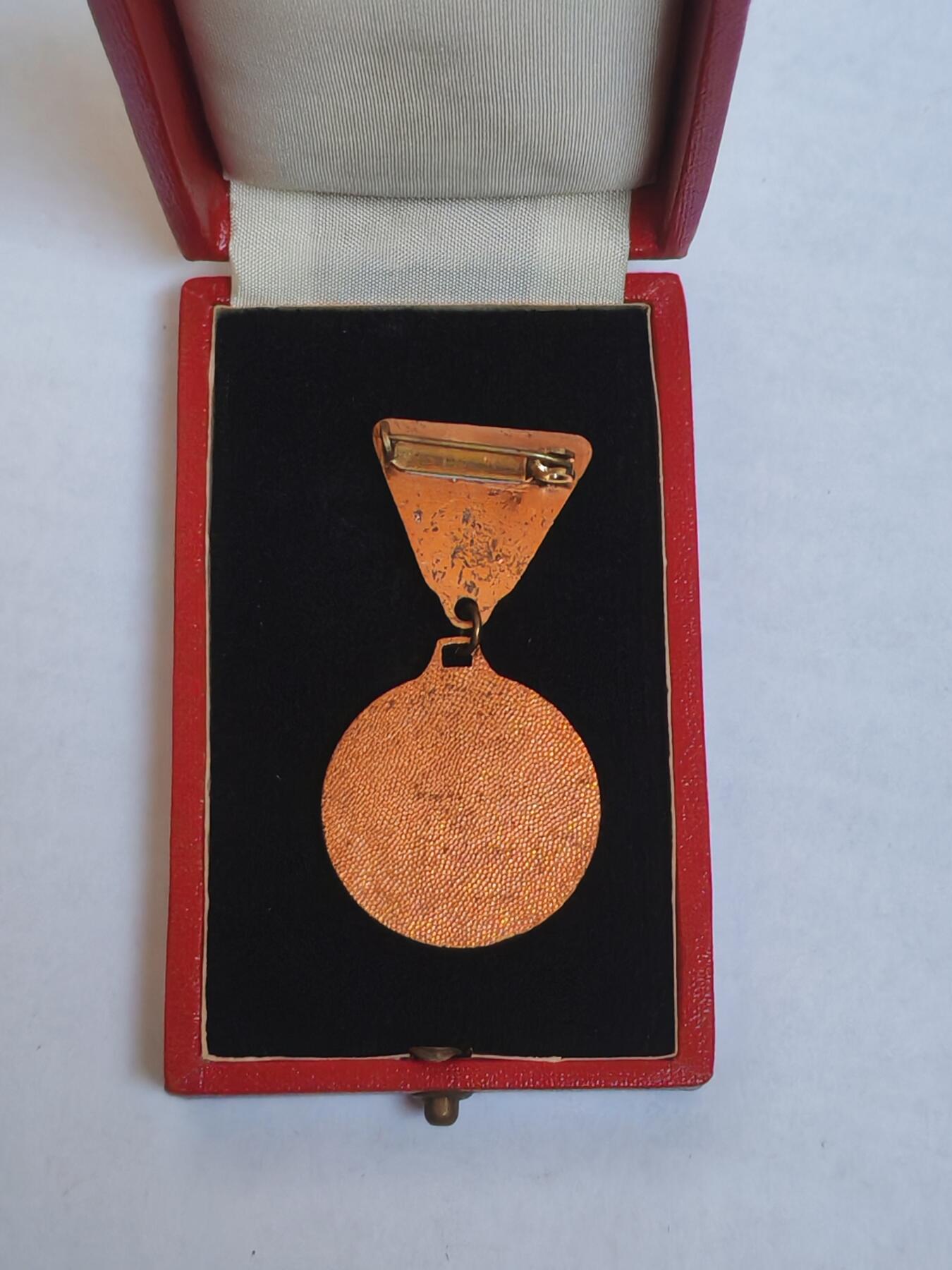 韵星假日军品类拍卖第44期 -- Rimey Holidays Militaria Auction 44 民主德国为表彰对东德人民监察所的贡献奖章带原盒一套  非常稀少