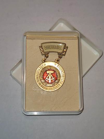 韵星假日军品类拍卖第44期 -- Rimey Holidays Militaria Auction 44 - 民主德国社会主义教育事业荣誉奖章带原盒