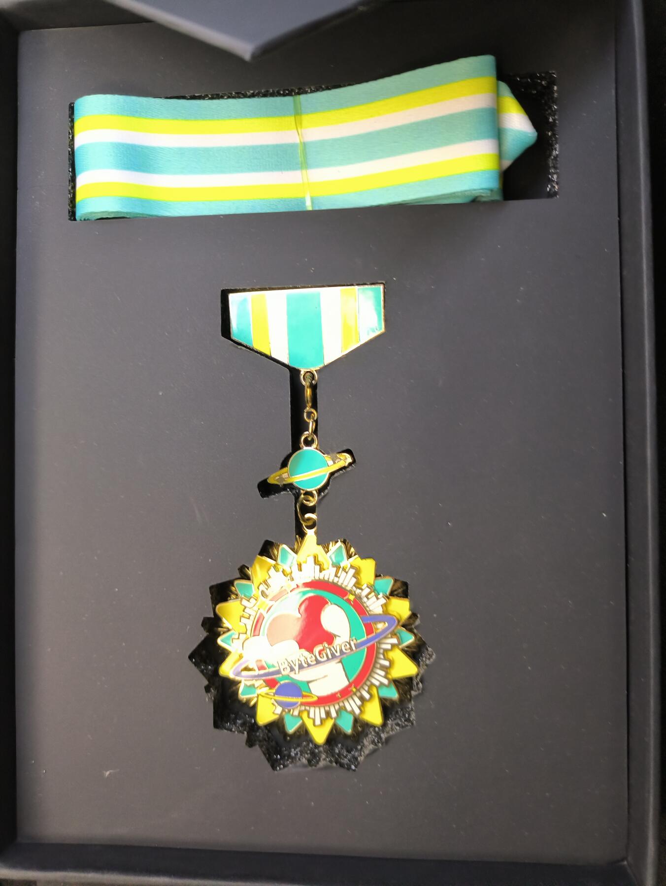 云宸嘉赏-勋臻精藏⭐️年后精品专拍场次🎖 叮咚鸡时期 抗疫先锋勋章（颈授）分体结构珐琅质 带证盒一套